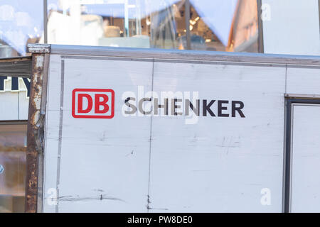 ZAKOPANE, Polen - 5. Oktober 2018. DB Schenker Logo auf Truck in der Krupowki Straße in Zakopane, Polen Stockfoto