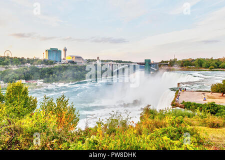 Wasserfall Aussichtsplattform am Niagara Falls mit Blick auf die Bridal Veil Falls und American Falls im Staat New York, USA, mit Rainbow Bridge anschließen Auf Stockfoto