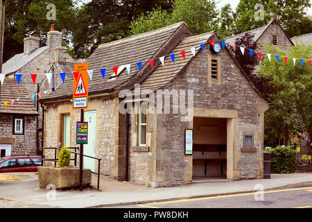 Stein gebaut Wartehalle und öffentliche Toilette Block in Tideswell Derbyshire Dales UK Stockfoto