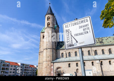 Deutsche Rettungsweg in der Nähe einer Kirche. Rettungsweg, Zufahrt bedeutet Fluchtweg freihalten, Freihalten der Fahrstraße Stockfoto