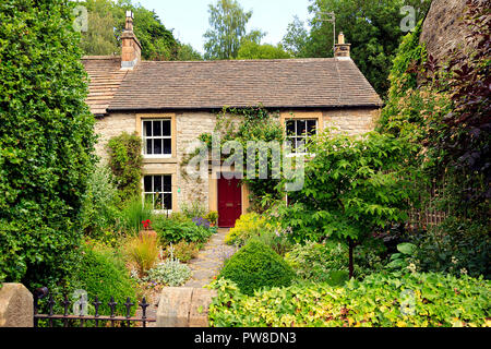 Attraktives Ferienhaus aus Stein und Country Garden in Tideswell Derbyshire Dales UK Stockfoto