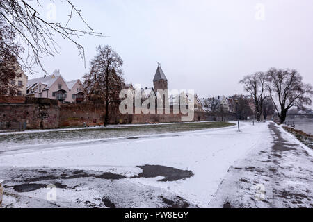 Ulmer Stadtmauer im Winter mit Schnee, Ulm, Baden-Württemberg, Deutschland Stockfoto