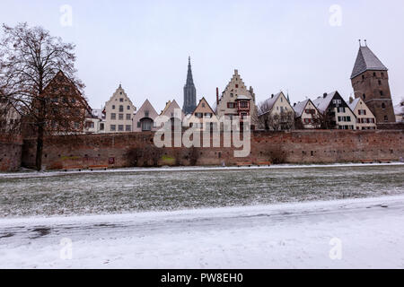 Ulmer Stadtmauer im Winter mit Schnee, Ulm, Baden-Württemberg, Deutschland Stockfoto