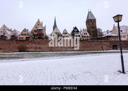 Ulmer Stadtmauer im Winter mit Schnee, Ulm, Baden-Württemberg, Deutschland Stockfoto