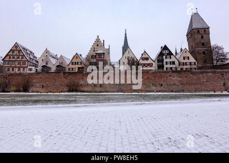 Ulmer Stadtmauer im Winter mit Schnee, Ulm, Baden-Württemberg, Deutschland Stockfoto