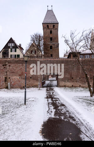 Ulmer Stadtmauer im Winter mit Schnee und Fleischer Turm Ulm, Baden-Württemberg, Deutschland Stockfoto