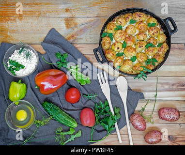 Prinz: Kartoffeln: im Ofen gebacken junge Kartoffeln mit Quark. Essen mit Gemüse. Russische Küche. Stockfoto