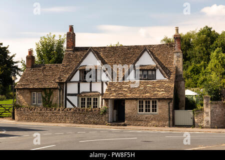 Ein traditionelles, gekalkt gekalkt Fachwerkhaus im Dorf Lacock, Wiltshire, England, Großbritannien Stockfoto