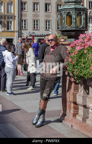 Deutsche männliche posiert, während sein Foto in der Marienplatz, München übernommen haben. Deutschland. Stockfoto