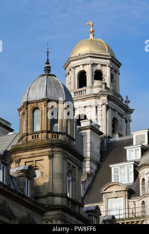 Kuppeln auf der Dale Street, Liverpool. Vorne: Der Tempel Gebäude (1860); hinten: Die ehemalige königliche Insurance Company HQ (1896-1993). Stockfoto