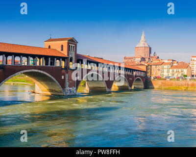 Einen atemberaubenden Blick auf die Brücke über den Fluss Tessin, Pavia, Italien Stockfoto