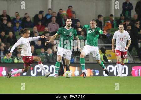 Dänemarks Yussuf Yurary Poulsen (links) beim Kampf um den Ball mit der Republik Irland Shane Duffy (Mitte) und Richard Keogh (Zweiter von rechts) bei der UEFA Nationen Liga Gruppe B4 Match im Aviva Stadium, Dublin. Stockfoto