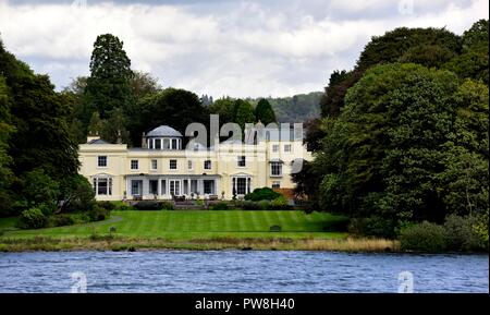 Am See, Wohnungen, Immobilie, Immobilien, Lake Windermere, Lake District, England, Großbritannien Stockfoto