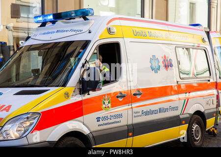 Flashibng Leuchten an einem italienischen Krankenwagen in Florenz die Teilnahme an einem Patienten im Zentrum der Stadt, in der Toskana, Italien Stockfoto