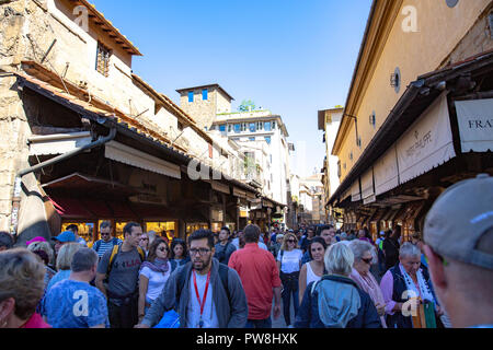 Juweliere und Goldschmiede Geschäfte auf der Ponte Vecchio Brücke im Stadtzentrum von Florenz, Toskana, Italien Stockfoto