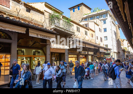 Juweliere und Goldschmiede Geschäfte auf der Ponte Vecchio Brücke im Stadtzentrum von Florenz, Toskana, Italien Stockfoto