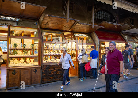 Juweliere und Goldschmiede Geschäfte auf der Ponte Vecchio Brücke im Stadtzentrum von Florenz, Toskana, Italien Stockfoto