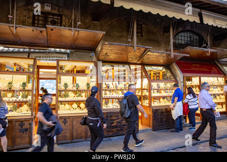 Juweliere und Goldschmiede Geschäfte auf der Ponte Vecchio Brücke im Stadtzentrum von Florenz, Toskana, Italien Stockfoto