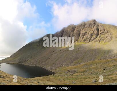 UK Coniston. Blick Richtung Ziegen Wasser und Dow Felsen in der Nähe von Coniston Old Man im englischen Lake District, Cumbria GROSSBRITANNIEN. Stockfoto