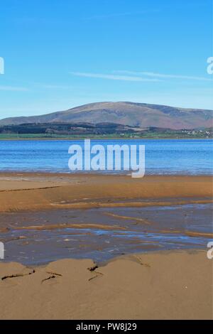 UK Duddon Flussmündung. Blick über die Duddon Flussmündung in die Ferne englischen Lake District von der Küste von Cumbria Dunnerholme UK. Stockfoto