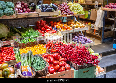 Gemüsehändler Ecke stall verkaufen frisches Obst und Gemüse in das Stadtzentrum von Florenz, Toskana, Italien Stockfoto