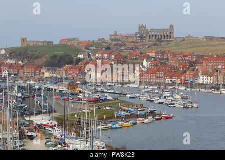 Ein Blick über den Hafen von Whitby, North Yorkshire Stockfoto