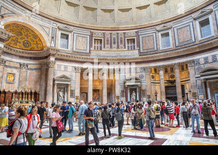 Innenraum des Pantheon in Rom, Italien, Europa zu einem berühmten und hochgradig visitied historische Struktur vom Alten Rom Stockfoto