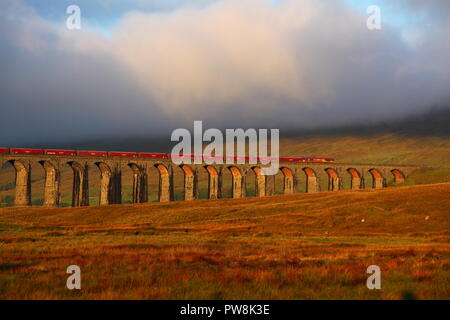 Ein Güterzug schleppen einen Lastausgleich über die möglicherweise Ribblehead Viadukt am Fuße der Whernside in den Yorkshire Dales National Park. Stockfoto