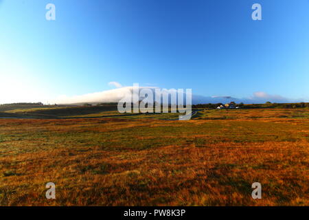 Ingleborough peak eingehüllt in eine Wolke von sanften Nebel, der die Konturen der großen Hügel in den Yorkshire Dales National Park folgt Stockfoto