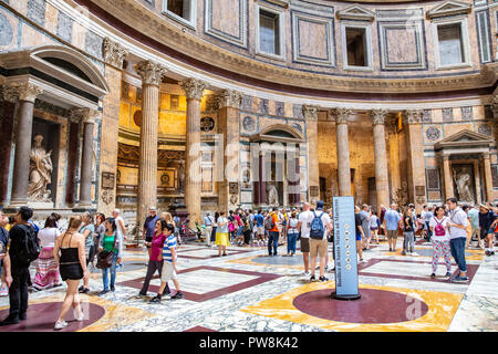 Innenraum des Pantheon in Rom, Italien, Europa zu einem berühmten und hochgradig visitied historische Struktur vom Alten Rom Stockfoto