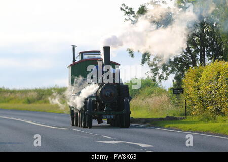 Eine steam Traction Engine macht es den Weg entlang einer Landstraße in North Yorkshire Stockfoto