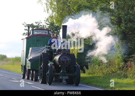 Eine steam Traction Engine macht es den Weg entlang einer Landstraße in North Yorkshire Stockfoto