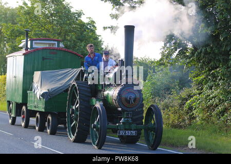 Eine steam Traction Engine macht es den Weg entlang einer Landstraße in North Yorkshire Stockfoto