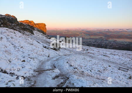 Kuh & Kalb Felsen auf Ilkley Moor bei Sonnenaufgang im Winter. Stockfoto