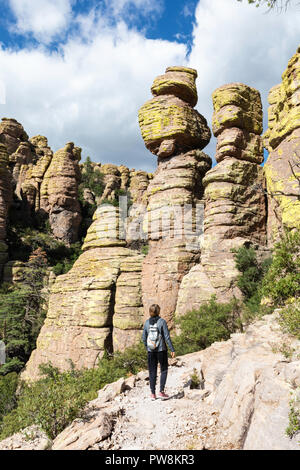 Besucher bewundern die Rhyolite Hoodoos im Chiricahua National Monument, Arizona Stockfoto