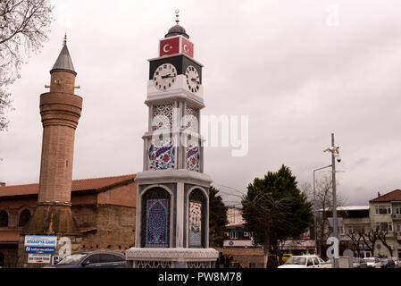 Iznik, Türkei - 25. Februar 2018: Iznik Uhrturm in Iznik Square. Stockfoto