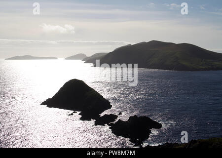 Ende tag meer Sonnenlicht an der Westküste von Irland Dingle Halbinsel bietet eine Silhouette auf die Blasket Inseln vor der Küste von Dunmore Head Stockfoto