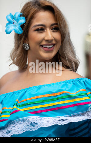 Chicago, Illinois, USA - 9. September 2018 der 26. Straße mexikanische Unabhängigkeit Parade, mexikanische Frau, die traditionelle Kleidung tanzen Stockfoto