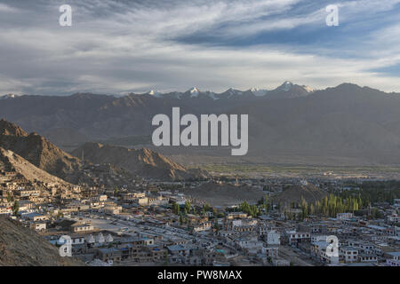 Letzten Sonnenlicht über Leh, Stok Kangri und die Ladakh Range, Leh, Ladakh, Indien Stockfoto