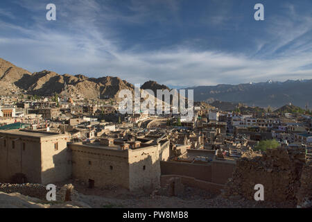 Letzten Sonnenlicht über Leh, Stok Kangri und die Ladakh Range, Leh, Ladakh, Indien Stockfoto