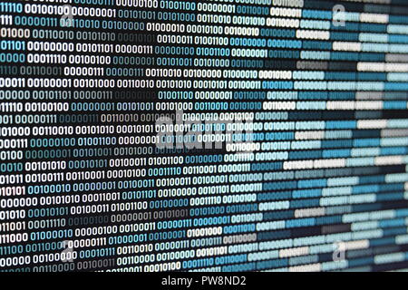 Große Überlast blockchain Daten. Blau binäre daten code Hintergrund für Internet und Cyberspace Security Funktion. Eins und Null text auf LED moniter Bildschirm. Stockfoto