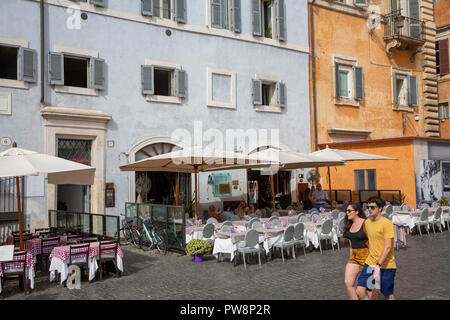 Traditionelle rote und weiße Tischdecken auf italienischen Restaurants in Piazza della Rotonda, das Stadtzentrum von Rom, Latium, Italien Stockfoto