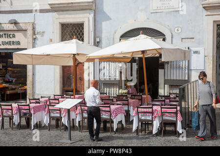 Traditionelle rote und weiße Tischdecken auf italienischen Restaurants in Piazza della Rotonda, das Stadtzentrum von Rom, Latium, Italien Stockfoto