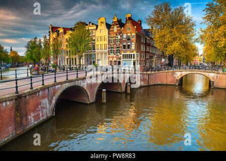 Atemberaubender Frühling Stadtbild, Amsterdam Wasserkanäle und typisch holländischen Häusern bei Sonnenuntergang, Niederlande, Europa Stockfoto
