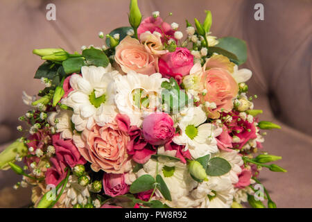 Trauringe mit schönen natürlichen Blumen Blumenstrauß Stockfoto