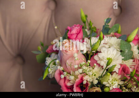 Trauringe auf schönen natürlichen Blumen Blumenstrauß Stockfoto