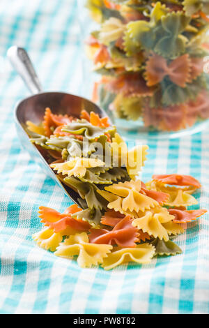 Farfalle Pasta. Bunte italienische Pasta in der Schaufel. Stockfoto