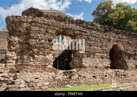 Römischen Bögen des zerstörten Mauer der Römischen Thermen, Jewry Wall Museum, Leicester, England, Großbritannien Stockfoto