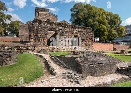 Die Wände der Römischen Thermen mit St. Nicholas Kirche hinter, Jewry Wall Museum, Leicester, England, Großbritannien ruiniert Stockfoto