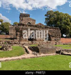 Die Wände der Römischen Thermen mit St. Nicholas Kirche hinter, Jewry Wall Museum, Leicester, England, Großbritannien ruiniert Stockfoto